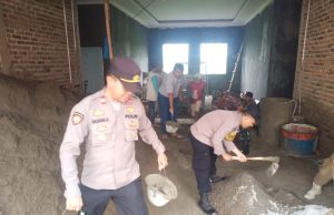 Bangun Kedekatan dengan Masyarakat, Polisi Pimpin Langsung Kerja Bakti di Ponpes Ar Rahmat