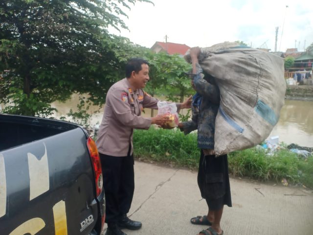 Layak Ditiru, Polisi Punya Program Bimas, Bagikan Makanan Untuk yang Membutuhkan