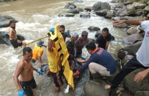 Sigap!!! Polisi Terjun Langsung Ke Sungai Bantu Evakuasi Jenazah