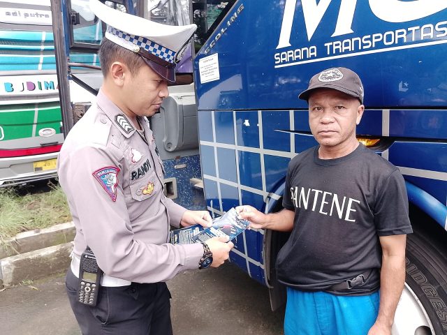 Gencarkan Upaya Preemtif, Polisi Sebar Brosur Imbauan di Ops Keselamatan Lodaya 2023