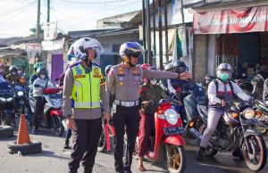 Kapolres Turun Langsung Atur Lalin di Objek Vital Pertigaan Jalan Cidomba Kapolres Turun Langsung Atur Lalin di Objek Vital Pertigaan Jalan Cidomba