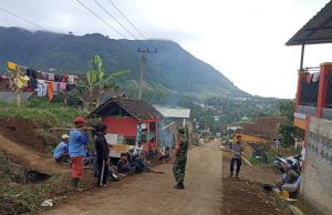 Bangun Kedekatan Dengan Masyarakat, Polisi Pimpin Langsung Kerja Bakti di Sepanjang Jalan Cisagatan Desa Mekarlaksana