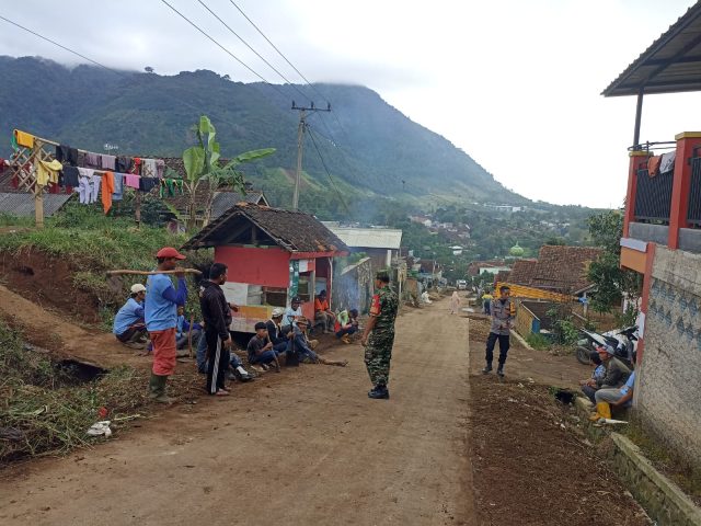Bangun Kedekatan Dengan Masyarakat, Polisi Pimpin Langsung Kerja Bakti di Sepanjang Jalan Cisagatan Desa Mekarlaksana