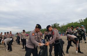 Polisi Bersihkan Sampah Pantai Barat Pangandaran Bersama Wisatawan