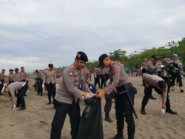 Polisi Bersihkan Sampah Pantai Barat Pangandaran Bersama Wisatawan