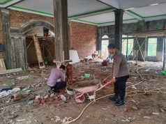 Polisi Bersinergi dengan Masyarakat Gotong Royong Bangun Masjid di Desa Waringin
