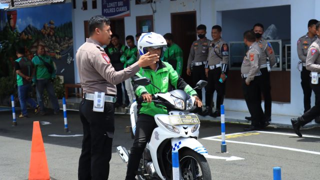 Ops Keselamatan Lodaya, Polisi Beri Edukasi Safety Riding Ke Ojol di Ciamis