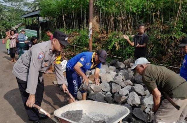Polisi Monitoring Kerja Bakti Warga Pengerasan Jalan Dusun di Desa Sukadana