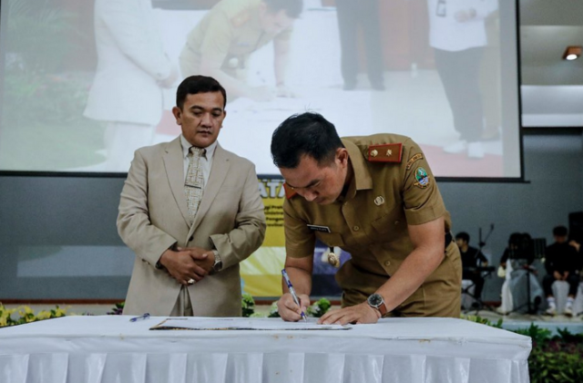 Dedi Supandi Serahkan Jabatan Kadisdik Jabar Kepada Wahyu Mijaya
