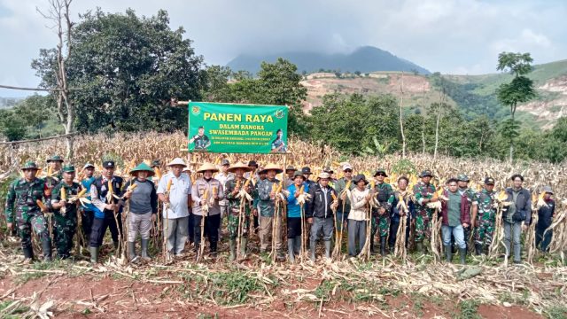 Dukung Ketahanan Pangan, Polisi Hadiri Panen Raya di Desa Ciherang