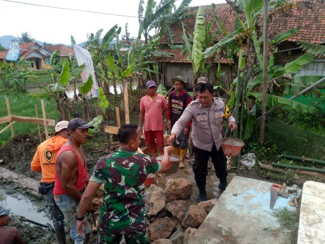 Lestarikan Budaya Gotong Royong, Polisi Ikut Serta Bantu Warga Bangun Rumah