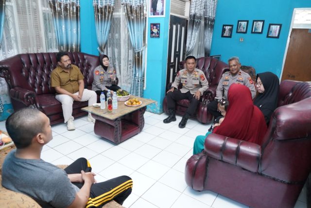 Dir Krimum Polda Jabar, Kasetum dan Kayanma Polda Jabar Melaksanakan Kegiatan Angjangsana Berkunjung Kerumah Personil Polri yang Sakit