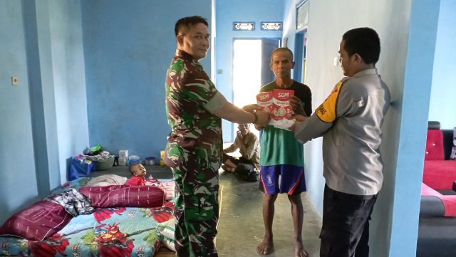 Wujud Kepedulian ! Babinsa di Cigasong Jenguk Seorang Anak yang Mengidap Penyakit Down Syndrome