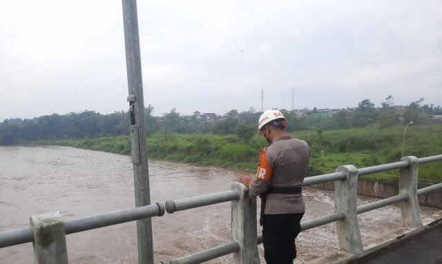 Sat Brimob Polda Jabar Laksanakan Patroli Ke Bendungan Copong Guna Pantau Debit Air