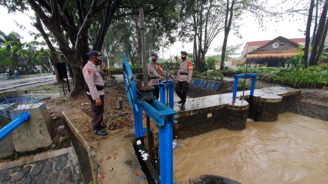 Sat Brimob Polda Jabar Patroli Siaga Sar Cek Rutin Ke Titik Rawan Banjir di Sungai Cirebon Girang