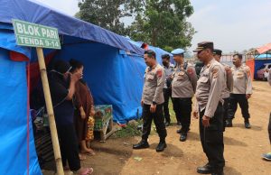 Polisi Bagikan Sembako untuk Korban Gempa Cianjur