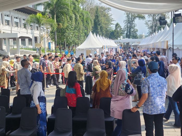 Antusias, Warga Serbu Bazaar Ramadan bank bjb 1444H di Gedung Sate (2)