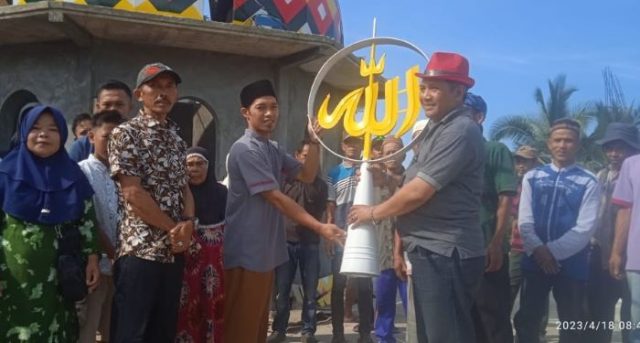 Dadan Tri Yudianto Bantu Kubah Masjid Al-Ishlah Cipariuk Kecamatan Salopa (1)