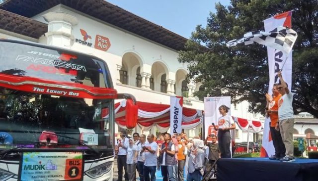 Dirut Pos Indonesia Lepas 309 Orang di program Mudik Bersama BUMN Tahun 2023 Pos Indonesia Batch 2