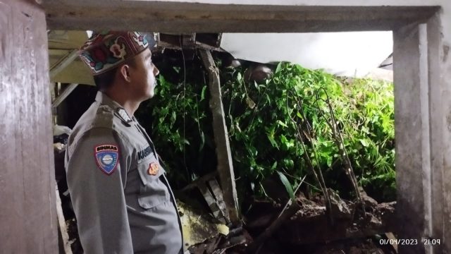 Bentuk Kepedulian, Polisi Kunjungi Korban Tanah Longsor di Ciomas
