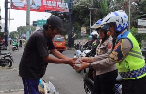 Gunakan Motor Sambil Patroli, Polisi dan Jajaran Bagikan Ratusan Takjil untuk Berbuka Puasa