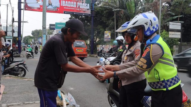 Gunakan Motor Sambil Patroli, Polisi dan Jajaran Bagikan Ratusan Takjil untuk Berbuka Puasa