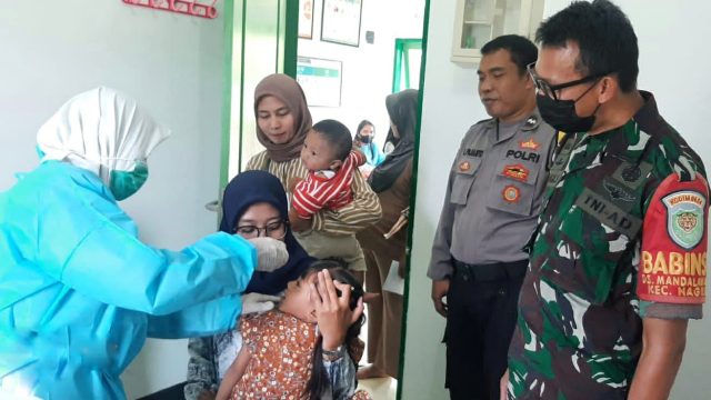 Sinergitas Bhabinkamtibmas dan Babinsa Pantau Imunisasi Polio di Posyandu