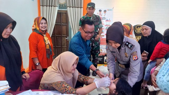 Polwan Bantu Tenaga Kesehatan Imunisasi Polio Pada Anak