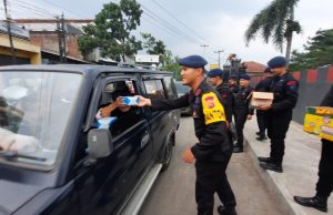 Sat Brimob Polda Jabar Bagikan Takjil untuk Masyarakat yang Melintas di Jalan Raya, Saat Bulan Suci Ramadhan