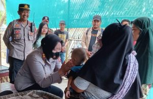 Hari weekend, Polisi Blusukan Jenguk Balita yang Mengalami Bocor Jantung di Desa Bobos, Legonkulon