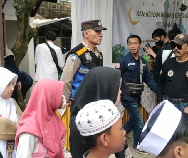Polisi Pengamanan Giat Bakti Sosial Santunan Kepada Anak Yatim Piatu
