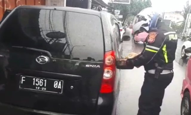 Bantu Pengemudi yang Kehabisan BBM, Polisi Bawakan Dua Kompan Kecil BBM