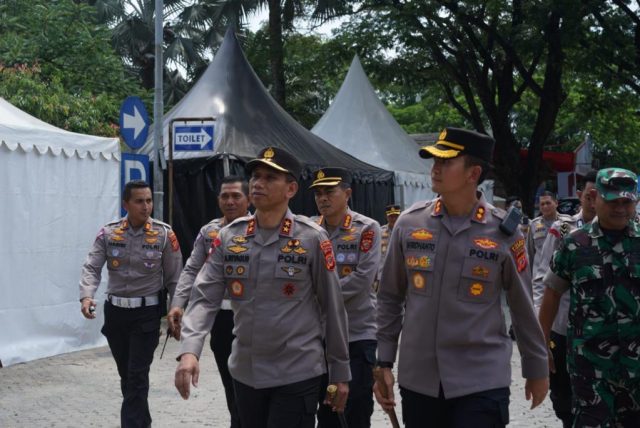 Kapolda Jabar Cek Jalur di Rest Area KM 57 Tol Jakarta – Cikampek Jelang Lebaran 2023 Kapolda Jabar Cek Jalur di Rest Area KM 57 Tol Jakarta – Cikampek Jelang Lebaran 2023