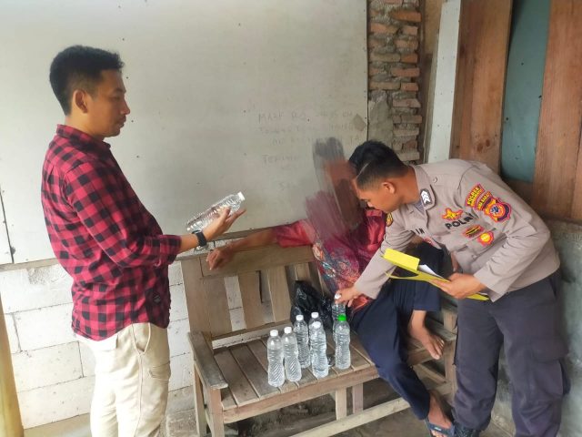 Gelar OPS Pekat, Polisi Amankan Delapan Botol Miras Jenis Ciu