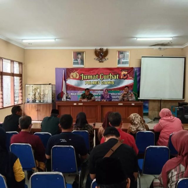 Jumat Curhat, Polisi Silaturahmi di Kantor Kecamatan Cikoneng