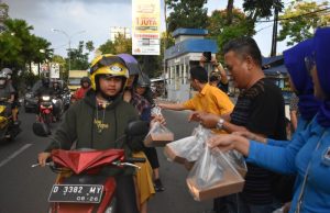 Jelang Akhir Ramadhan Kegiatan Berbagi Takjil PWI-IKWI Kota Bandung Terus Berjalan