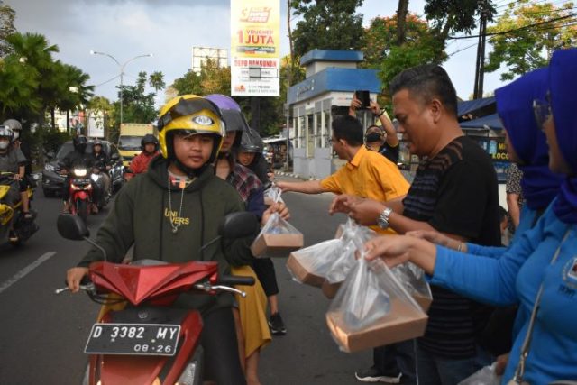 Jelang Akhir Ramadhan Kegiatan Berbagi Takjil PWI-IKWI Kota Bandung Terus Berjalan
