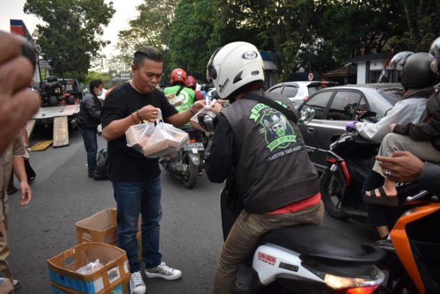 Kegiatan Bagi-Bagi Takjil Gratis Terus Dilakukan PWI Bersama IKWI Kota Bandung