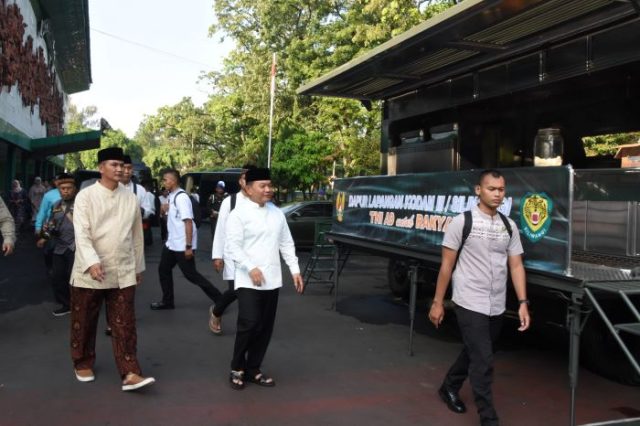 Kodam III Siliwangi Gelar Dapur Lapangan Bagi Masyarakat yang Selesai Laksanakan Shalat Ied
