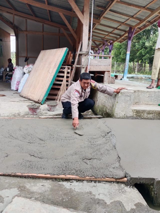 Mantap, Aksi Polisi Bantu Warga Perbaiki Jalan Gang di Desa Leuwikujang