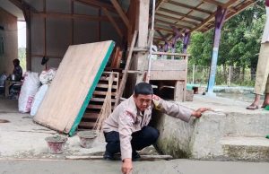 Mantap, Aksi Polisi Bantu Warga Perbaiki Jalan Gang di Desa Leuwikujang