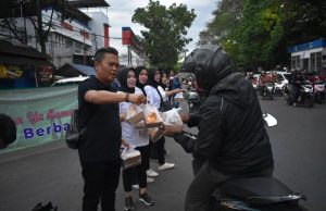 PWI dan IKWI Kota Bandung Konsisten Bagikan Ratusan Takjil Gratis Ramadan 1444 Hijriyah