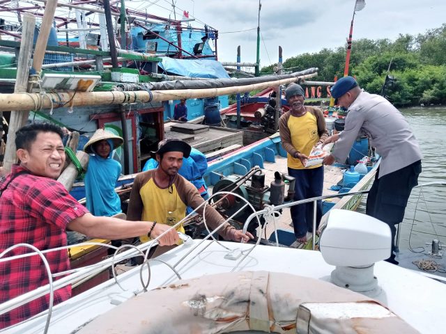  Sasar Masyarakat Pesisir Desa Brondong, Sat Pol Airud  Bagikan Sembako
