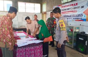 Bhabinkamtibmas dan Babinsa Bersama Salurkan BLT-DD ke 26 Keluarga di Desa Karangkamulyan