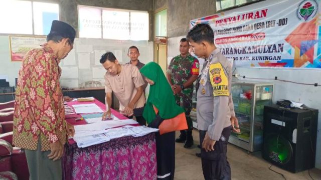 Bhabinkamtibmas dan Babinsa Bersama Salurkan BLT-DD ke 26 Keluarga di Desa Karangkamulyan