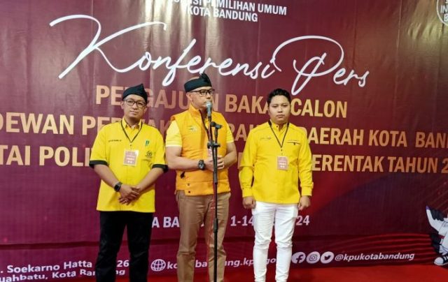 Edwin Senjaya Serahkan Pengajuan 50 Bacaleg dari Partai Golkar Kota Bandung ke KPU (1)