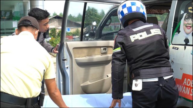 Polisi Bantu Ambulans Bawa Warga Sakit Terjebak 