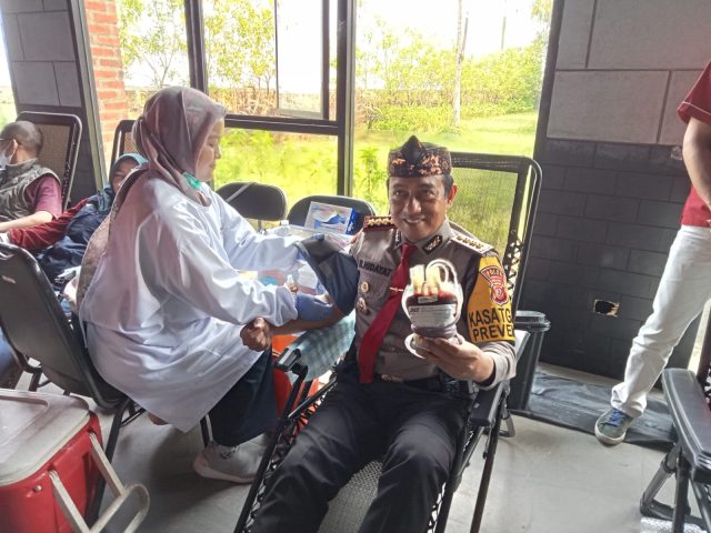 Sinergitas TNI Polri Warnai Baksos Donor Darah di PVJ Mall Kota Bandung