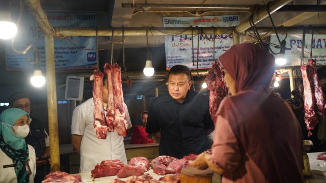 Dir Reskrimsus Polda Jabar Bersama Tim Gabungan Satgas Pangan Polda Jabar Cek Harga Pangan dan Sembako di Beberapa Pasar Kota Bandung Pasca Lebaran