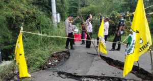 Hujan Deras Akibatkan Jembatan Penghubung Dua Desa di Sukamakmur Bogor Alami Kerusakan